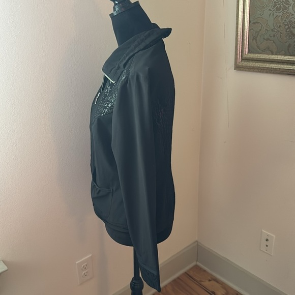 Chico’s Zenergy black full front zipper light jacket shimmer animal print Sz S - Picture 3 of 8